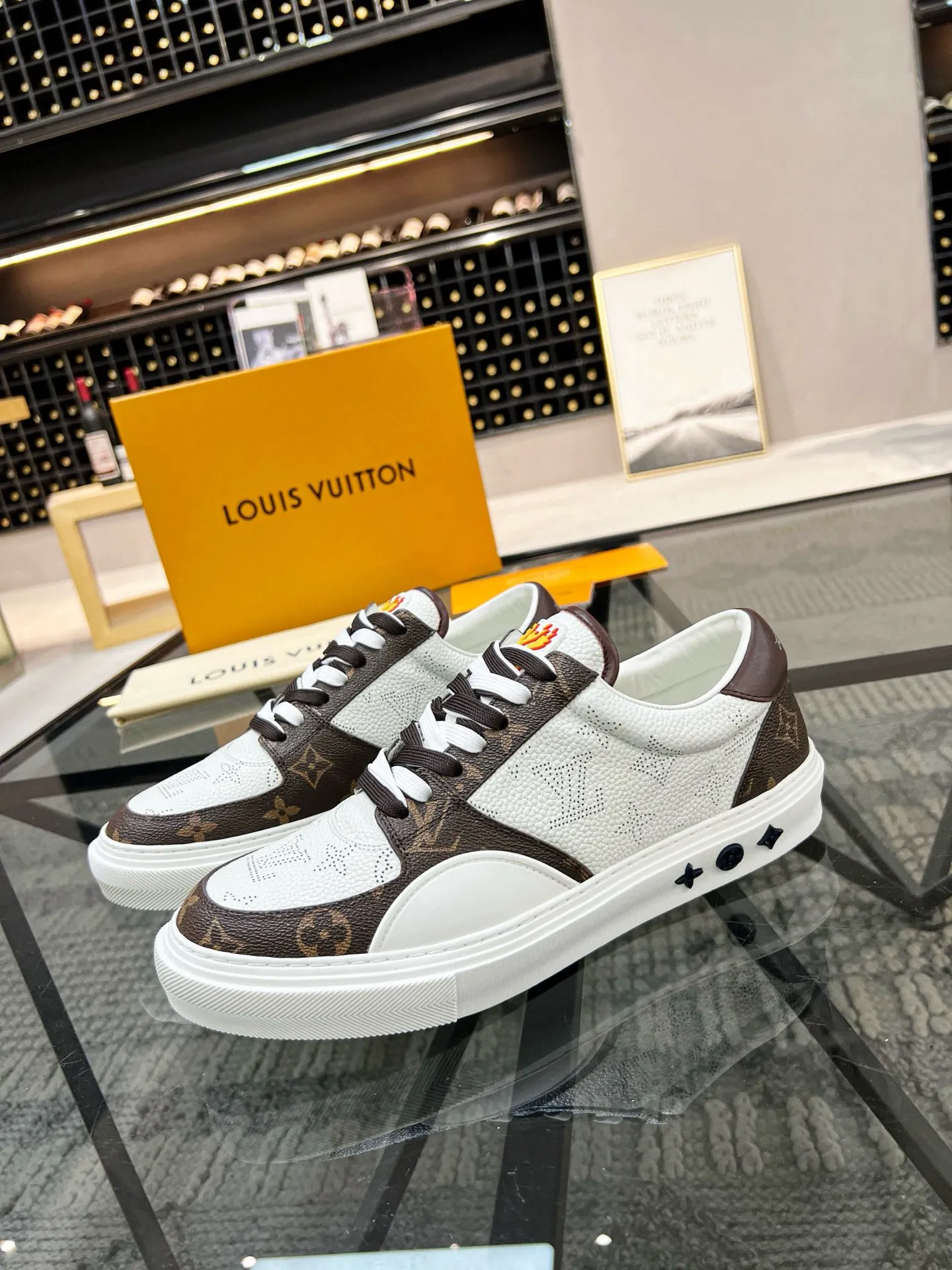 Factory price: 438💰LV top purchasing agent 🇮🇹 Lu Street Male God’s popular casual sneakers counter synchronized, uppers imported from Italy cowhide fabrics, colorful and complex handicrafts, imported water-dyed cowhide lining cowhide foot pads Soles: original soles specially provided by the factory, TPU exclusive movable molded soles super comfortable, original factory single goods, 🔍🔍high quality, you can enter and exit the counter at will, welcome to compare, code number 38-44 (45 can be ordered)